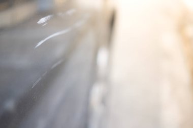 Gri, gümüş renkli bir arabanın yan tarafındaki çizikleri kapat.