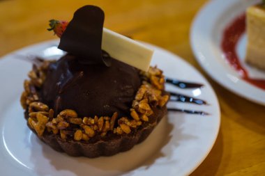 Beyaz tabakta mini çikolatalı turta. Kapat.