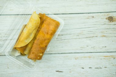 Khanom Tokyo kremayla dolu ince düz bir kreptir. Bazılarında domuz eti ya da sosis gibi lezzetli dolgular var. Tayland sokak atıştırmalığı.