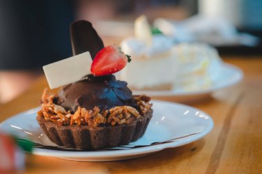 Fındıklı ve çilekli çikolatalı tart. Kapat.