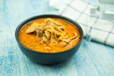 Siyah kasede kırmızı domuz eti (Panang). Tayland ev yemeği.