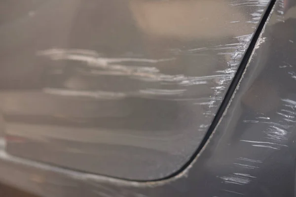 Nahaufnahme Von Kratzern Silbergrauen Auto Durch Aufprall Auf Gebäudekante — Stockfoto