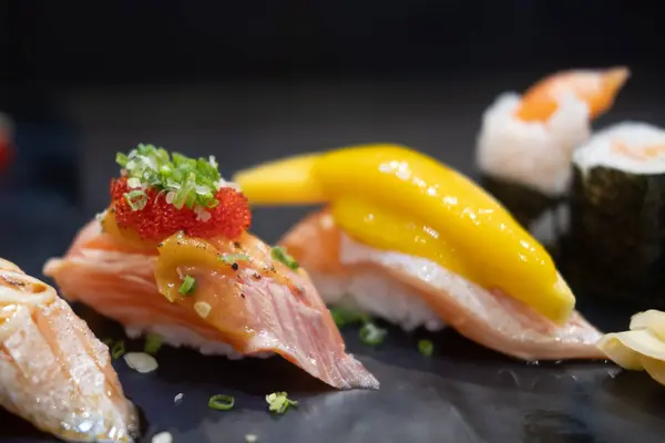 Divers Sushi Sushi Saumon Ensemble Ensemble Appétissant Sushis Gros Plan — Photo