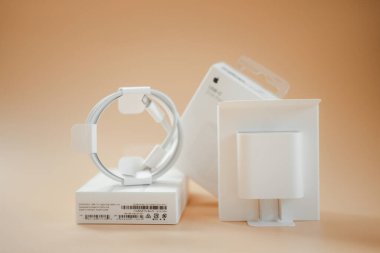 Bangkok - 16 Ocak 2022: Yeni Apple USB-C şarj kablosu ve şarj cihazını açtıktan sonra paketini göster. Kapat.