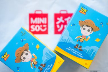 BANGKOK, THAILAND - 19 Ocak 2022: Miniso, Toy Story X MINISO 'nun yeni oyuncak koleksiyonu Miniso Tayland' da toplam 6 parça ve 1 parça nadir bulunur.