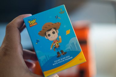 BANGKOK, THAILAND - 19 Ocak 2022: Miniso Oyuncak Hikayesi X MINISO 'nun kör kutusuyla el ele tutuşmak Miniso Tayland' da toplam 6 parça ve 1 parça nadir bulunur.