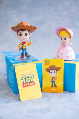 BANGKOK, THAILAND - 19 Ocak 2022: MINISO 'dan şirin bir oyuncak, Woody ve Bo Peep Oyuncak Hikayesi serisinde bir karakter, Bo Peep Woody' nin kız arkadaşı. MINISO X Oyuncak Hikayesi.
