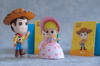 BANGKOK, THAILAND - 19 Ocak 2022: MINISO 'dan şirin bir oyuncak, Woody ve Bo Peep Oyuncak Hikayesi serisinde bir karakter, Bo Peep Woody' nin kız arkadaşı. MINISO X Oyuncak Hikayesi.