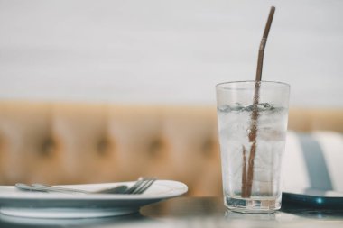 Ahşap bir masada buzlu su bardakları. Seçici odak.