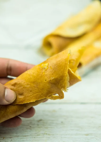 Panqueca Rolo Recheado Com Ele Tailandês Mão Perto — Fotografia de Stock