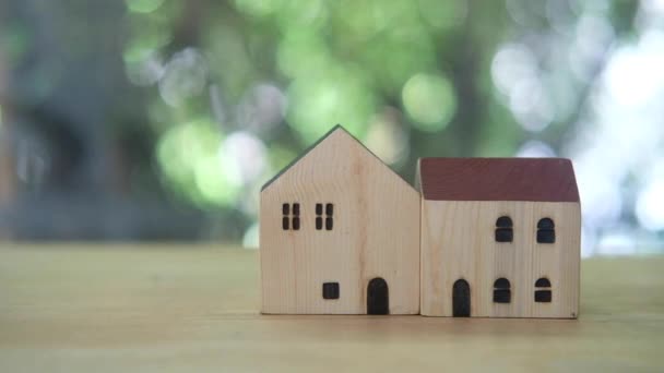 Miniaturhausmodell Auf Holztisch Mit Grünem Naturhintergrund Immobilienkonzept — Stockvideo