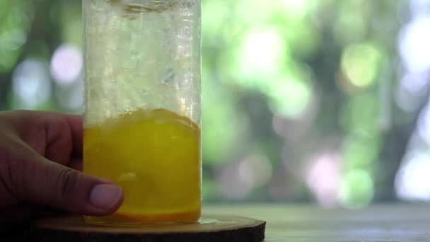 Close Hand Man Stirring Iced Yuzu Honey Glass Drinking Straw — Stock Video