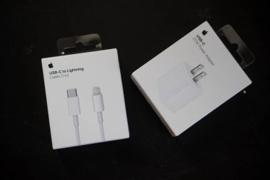 Bangkok - 22 Ocak 2022: Siyah zemin üzerinde yeni bir USB-C USB-C kablosu (1 m) ve 20W USB-C güç adaptörü