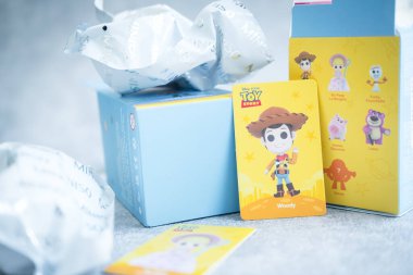 BANGKOK, THAILAND - 22 Ocak 2022: Yeni kutu rastgele koleksiyonu, MINISO X Oyuncak Hikayesi Tayland 'da satıldı. Toparlanın.