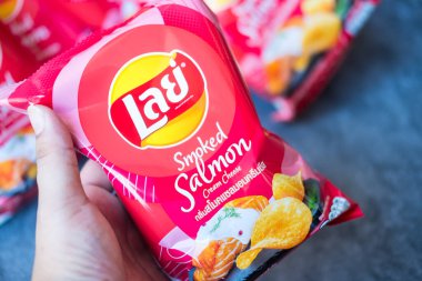 BANGKOK, THAILAND - 22 Ocak 2022: Yeni Lays, Tayland 'da piyasaya sürülen somon krem peyniri füme etti. 