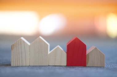 Tek bir kırmızı ahşap evi olan bir sıra ahşap ev. Kalabalıktan uzak kırmızı ahşap bir ev. En iyi emlak konsepti