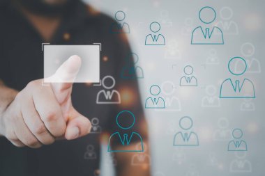 İş adamı dokunmatik ekranı boş ekranda ve işe alım için insan ikonu, insan arayışı. Lider ve CEO. İnsan Kaynakları İşe Alma İş Bulma