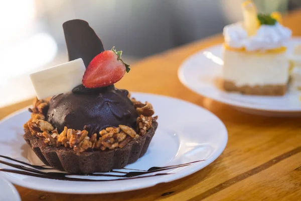 Dessert Schokoladentorte Mit Nüssen Und Erdbeeren Nahaufnahme — Stockfoto