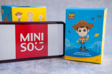 BANGKOK, THAILAND - 25 Ocak 2022: Mini marketten bir kutu dolusu Oyuncak Hikayesi. Kapat.