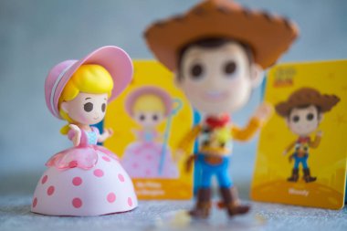 BANGKOK, THAILAND - 25 Ocak 2022: Yeni kutu rastgele koleksiyonu, MINISO X Oyuncak Hikayesi Tayland 'da satıldı. Bo Peep 'e odaklan ve odaklan.