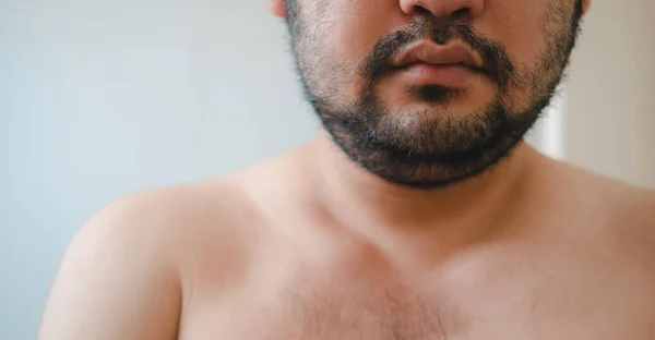 Nahaufnahme Eines Jungen Mannes Mit Bart — Stockfoto