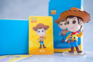 BANGKOK, THAILAND - 26 Ocak 2022: Oyuncak Hikayesi 'nin şirin biblosu, Miniso' dan kör kutu. Woody, Oyuncak Hikayesi 'nin filmlerinde Buzz Işıkyılı ile birlikte ana karakterlerden biridir..