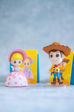 BANGKOK, THAILAND - 26 Ocak 2022: MINISO 'dan şirin bir oyuncak, Woody ve Bo Peep Oyuncak Hikayesi serisinde bir karakter, Bo Peep Woody' nin kız arkadaşı. MINISO X Oyuncak Hikayesi.