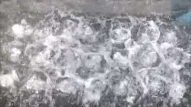 Yüzme havuzunda küçük bir çeşme. Kaplıcadaki havuzda hidroterapi..