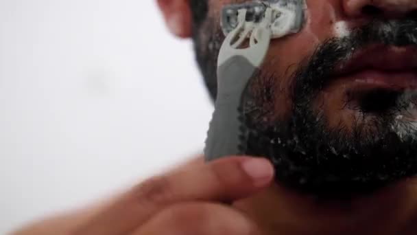 用手动剃须刀关闭男性刮胡子 — 图库视频影像