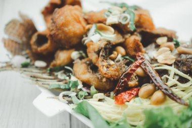 Tayland otlu kızarmış balık, sağlıklı yemek. Seçici odak