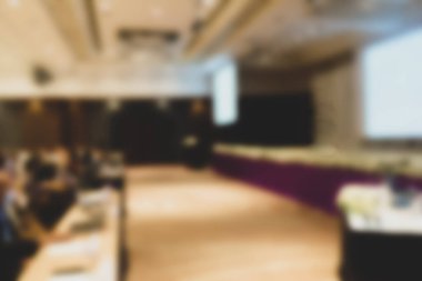 Konferans odasında ekran projektörüyle iş görüşmesi bulanıklığı