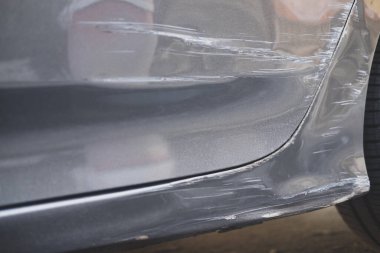 Gri arabadaki çizikler. Kapat.