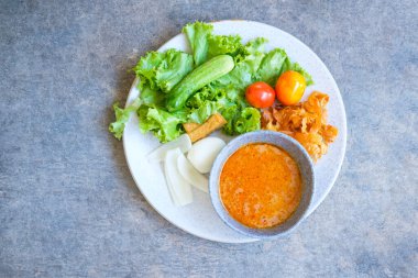 İslami salata sebze, tofu ve haşlanmış yumurta üzerine kızarmış taro sosu ya da Massaman körili salata sosu ile servis. Kutsal yemek..