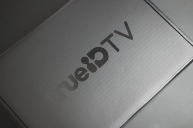 Bangkok, Tayland - 31 Ocak 2022 TrueID TV kutusu, akıllı televizyon kutusu eğlencesi. Eğlenceye kablosuz internet ağıyla erişim. True Corporation Public Company Limited (TRUE)
