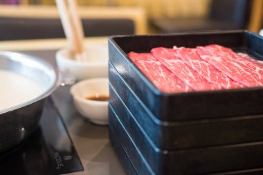 Japon wagyu bifteği Sukiyaki ve Shabu için dilimlenmiş.