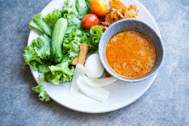 İslami salata sebze, tofu ve haşlanmış yumurta üzerine kızarmış taro sosu ya da Massaman körili salata sosu ile servis. Kutsal yemek..