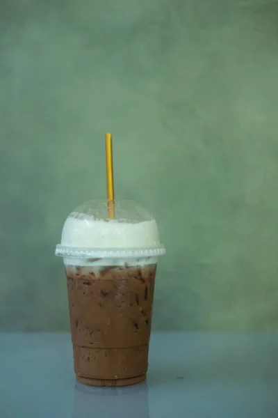 Kafenin Ahşap Masasında Altın Pipetle Plastik Bardakta Buzlu Mocha Kahvesi — Stok fotoğraf
