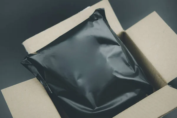 Plastový Černý Sáček Zakrývající Balíček Ochranu Produktu Prasklé Nebo Pojištění — Stock fotografie