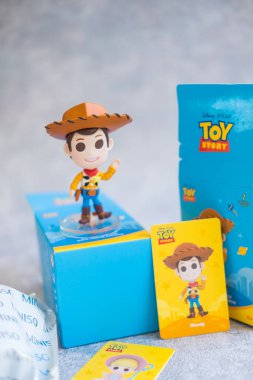 BANGKOK, THAILAND - 6 Şubat 2022: Oyuncak Hikayesi 'nin şirin biblosu, Miniso' dan kör kutu. Woody, Oyuncak Hikayesi 'nin filmlerinde Buzz Işıkyılı ile birlikte ana karakterlerden biridir..