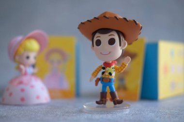 BANGKOK, THAILAND - 6 Şubat 2022: Yeni kutu rastgele koleksiyonu, MINISO X Oyuncak Hikayesi Tayland 'da satıldı. Woody 'de giyin.