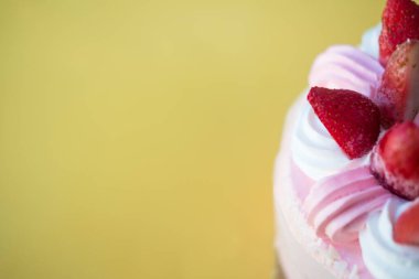 Lezzetli çilekli tatlı, krem şanti ve krem peynir, fotokopi alanı. Bir menü için resim