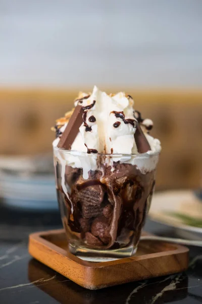 ホイップクリームとチョコレートソースとチョコレートアイスクリーム 閉じろ — ストック写真