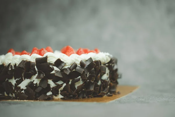 香草蛋糕装饰新鲜水果和巧克力 为情人节或生日宴会准备的美味而甜的草莓蛋糕 家庭自制面包店的概念 — 图库照片