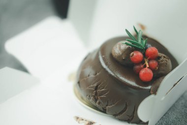 Çikolatalı pasta nakil sırasında kutuda bozulur. Kapat.