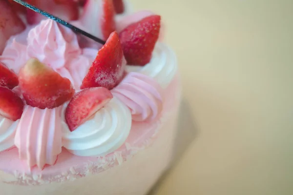 黄色背景的草莓冰淇淋蛋糕 — 图库照片