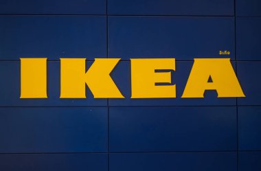 Bangkok, Tayland - 11 Şubat 2022: Bangna 'daki IKEA mağazasının logosu, dünyanın en büyük çok uluslu mobilya perakendecisi ve satışı, İsveç' te kurulmuş, Mega Bangna alışveriş merkezinde yer alıyor..