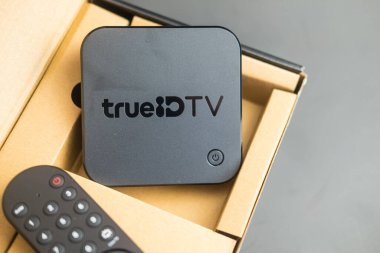 Bangkok, Tayland - 31 Ocak 2022 TrueID TV kutusu, akıllı televizyon kutusu eğlencesi. Eğlenceye kablosuz internet ağıyla erişim. True Corporation Public Company Limited (TRUE)