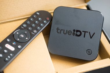 Bangkok, Tayland - 31 Ocak 2022 TrueID TV kutusu, akıllı televizyon kutusu eğlencesi. Eğlenceye kablosuz internet ağıyla erişim. True Corporation Public Company Limited (TRUE)