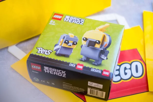 Bangkok, Tayland - 11 Şubat 2022: Lego hayvanları, Cockatiel ve civciv Brickheadz modeli. LEGO hayranları, tuğla toplayıcıları ve 8 yaş ve üzeri hayvan severler için harika bir hediye..