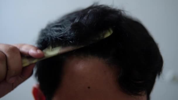 Κοντινό Πλάνο Του Ασιάτη Άντρα Βούρτσισε Μαλλιά Του Χτένα — Αρχείο Βίντεο